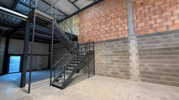 ENTREPOT BRUT À LOUER - 163m2 + 60m2 + Parking