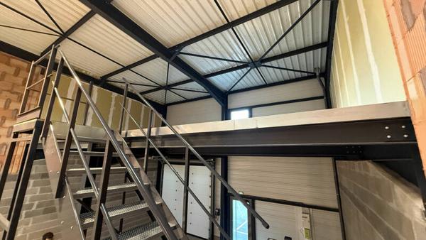 ENTREPOT BRUT À LOUER - 163m2 + 60m2 + Parking