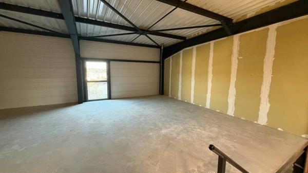 ENTREPOT BRUT À LOUER - 163m2 + 60m2 + Parking