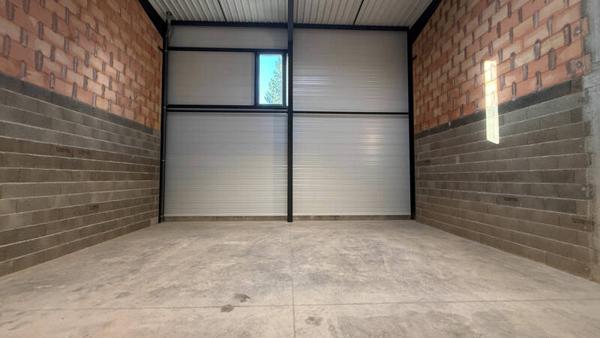 ENTREPOT BRUT À LOUER - 163m2 + 60m2 + Parking