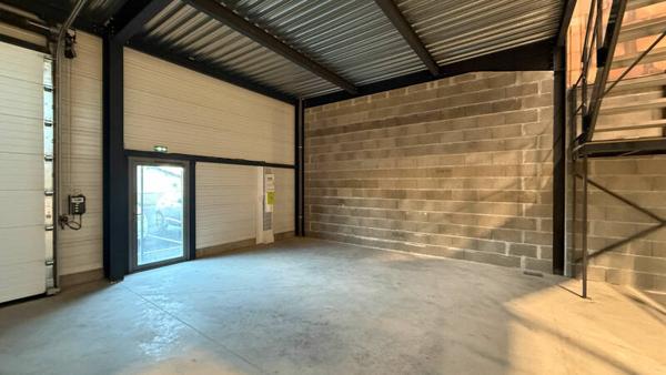ENTREPOT BRUT À LOUER - 163m2 + 60m2 + Parking