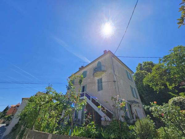 Vente                                                      Appartement
                        
                     4 pièces                      102 m2                     à Grasse