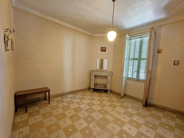 Vente                                                      Appartement
                        
                     4 pièces                      102 m2                     à Grasse