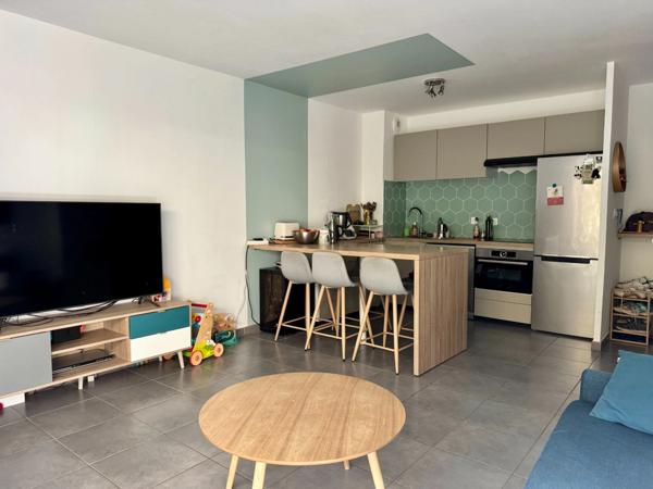 T3 RÉCENT AVEC TERRASSE ET PARKING