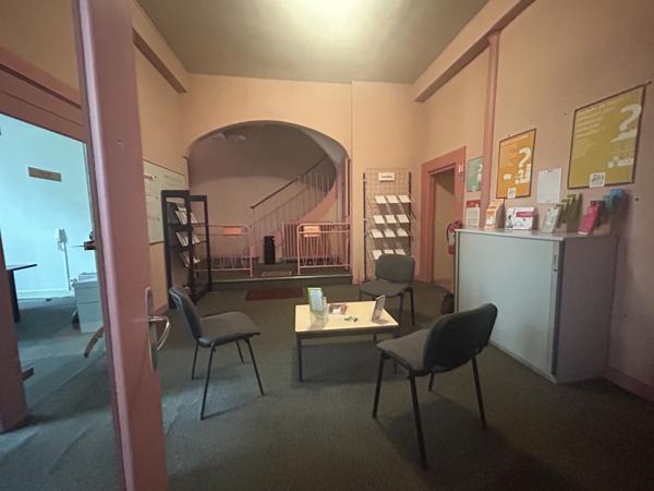 Bureau
         17 pièces
        - 335 m²