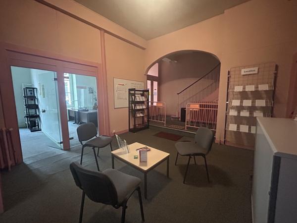 Bureau
         17 pièces
        - 335 m²