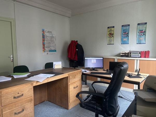 Bureau
         17 pièces
        - 335 m²