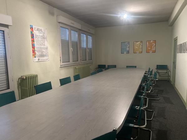 Bureau
         17 pièces
        - 335 m²