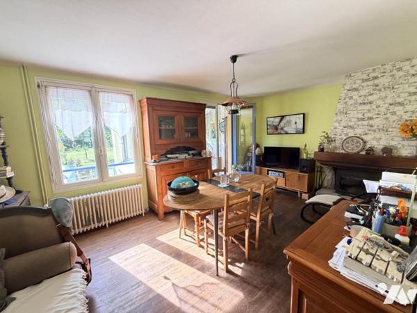 Maison d'habitation construite sur 2 niveaux - 4 chambres