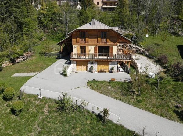Valérie LARRIER vous propose ** EN EXCLUSIVITE**, dans un environnement privilégié à Allos, ce chalet individuel de 2006 au charme montagnard et aux prestations soignées, sur un terrain exposé PLEIN SUD de 1500 m², idéal pour profiter du soleil toute l'année et de la quiétude des paysages alpins.

🔹 Agencement :
Rez-de-chaussée :
Entrée par un sas pratique pour ôter chaussures et manteaux
1 SUITE PARENTALE avec salle d’eau
Toilettes séparés
Laverie
Pièce de vie chaleureuse et très lumineuse, avec cheminée et vue imprenable sur les montagnes
Cuisine ouverte aménagée et équipée

🔹À l’étage :
Pièce de vie baignée de lumière
3 CHAMBRES (dont une aménagée actuellement en salle de repassage, dressing)
Salle d’eau
Toilettes séparés

🔹Sous-sol :
GRAND GARAGE + ATELIER

🔹 Caractéristiques techniques :
Chauffage performant par POMPE A CHALEUR AIR/EAU, avec radiateurs et PLANCHER CHAUFFANT programmable
Exposition plein sud garantissant une excellente luminosité naturelle
Construction saine et bien entretenue

Ce bien rare, chaleureux et baigné de lumière, est idéal pour une résidence principale ou secondaire en montagne, à quelques minutes des pistes et des commodités.

📞 Contactez moi au 07 60 32 51 19 pour une visite et laissez-vous séduire par ce havre de paix lumineux !