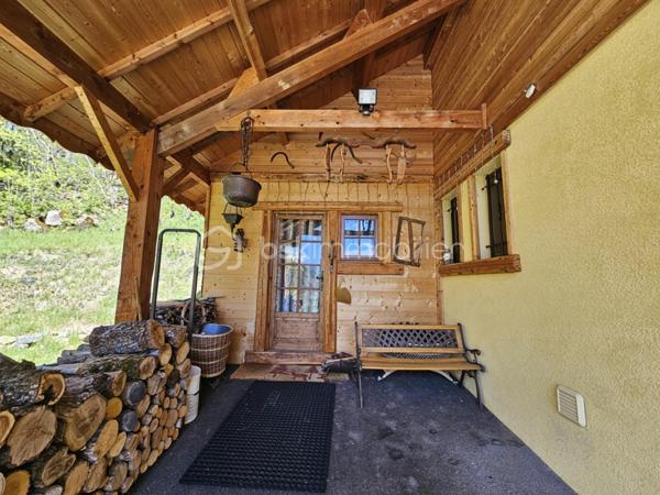 Valérie LARRIER vous propose ** EN EXCLUSIVITE**, dans un environnement privilégié à Allos, ce chalet individuel de 2006 au charme montagnard et aux prestations soignées, sur un terrain exposé PLEIN SUD de 1500 m², idéal pour profiter du soleil toute l'année et de la quiétude des paysages alpins.

🔹 Agencement :
Rez-de-chaussée :
Entrée par un sas pratique pour ôter chaussures et manteaux
1 SUITE PARENTALE avec salle d’eau
Toilettes séparés
Laverie
Pièce de vie chaleureuse et très lumineuse, avec cheminée et vue imprenable sur les montagnes
Cuisine ouverte aménagée et équipée

🔹À l’étage :
Pièce de vie baignée de lumière
3 CHAMBRES (dont une aménagée actuellement en salle de repassage, dressing)
Salle d’eau
Toilettes séparés

🔹Sous-sol :
GRAND GARAGE + ATELIER

🔹 Caractéristiques techniques :
Chauffage performant par POMPE A CHALEUR AIR/EAU, avec radiateurs et PLANCHER CHAUFFANT programmable
Exposition plein sud garantissant une excellente luminosité naturelle
Construction saine et bien entretenue

Ce bien rare, chaleureux et baigné de lumière, est idéal pour une résidence principale ou secondaire en montagne, à quelques minutes des pistes et des commodités.

📞 Contactez moi au 07 60 32 51 19 pour une visite et laissez-vous séduire par ce havre de paix lumineux !