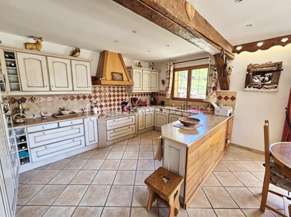 Valérie LARRIER vous propose ** EN EXCLUSIVITE**, dans un environnement privilégié à Allos, ce chalet individuel de 2006 au charme montagnard et aux prestations soignées, sur un terrain exposé PLEIN SUD de 1500 m², idéal pour profiter du soleil toute l'année et de la quiétude des paysages alpins.

🔹 Agencement :
Rez-de-chaussée :
Entrée par un sas pratique pour ôter chaussures et manteaux
1 SUITE PARENTALE avec salle d’eau
Toilettes séparés
Laverie
Pièce de vie chaleureuse et très lumineuse, avec cheminée et vue imprenable sur les montagnes
Cuisine ouverte aménagée et équipée

🔹À l’étage :
Pièce de vie baignée de lumière
3 CHAMBRES (dont une aménagée actuellement en salle de repassage, dressing)
Salle d’eau
Toilettes séparés

🔹Sous-sol :
GRAND GARAGE + ATELIER

🔹 Caractéristiques techniques :
Chauffage performant par POMPE A CHALEUR AIR/EAU, avec radiateurs et PLANCHER CHAUFFANT programmable
Exposition plein sud garantissant une excellente luminosité naturelle
Construction saine et bien entretenue

Ce bien rare, chaleureux et baigné de lumière, est idéal pour une résidence principale ou secondaire en montagne, à quelques minutes des pistes et des commodités.

📞 Contactez moi au 07 60 32 51 19 pour une visite et laissez-vous séduire par ce havre de paix lumineux !