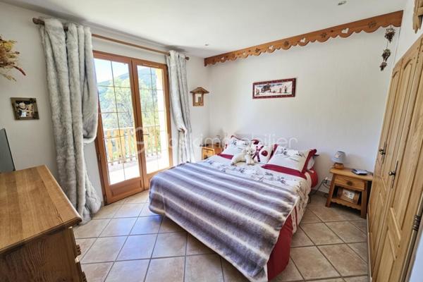 Valérie LARRIER vous propose ** EN EXCLUSIVITE**, dans un environnement privilégié à Allos, ce chalet individuel de 2006 au charme montagnard et aux prestations soignées, sur un terrain exposé PLEIN SUD de 1500 m², idéal pour profiter du soleil toute l'année et de la quiétude des paysages alpins.

🔹 Agencement :
Rez-de-chaussée :
Entrée par un sas pratique pour ôter chaussures et manteaux
1 SUITE PARENTALE avec salle d’eau
Toilettes séparés
Laverie
Pièce de vie chaleureuse et très lumineuse, avec cheminée et vue imprenable sur les montagnes
Cuisine ouverte aménagée et équipée

🔹À l’étage :
Pièce de vie baignée de lumière
3 CHAMBRES (dont une aménagée actuellement en salle de repassage, dressing)
Salle d’eau
Toilettes séparés

🔹Sous-sol :
GRAND GARAGE + ATELIER

🔹 Caractéristiques techniques :
Chauffage performant par POMPE A CHALEUR AIR/EAU, avec radiateurs et PLANCHER CHAUFFANT programmable
Exposition plein sud garantissant une excellente luminosité naturelle
Construction saine et bien entretenue

Ce bien rare, chaleureux et baigné de lumière, est idéal pour une résidence principale ou secondaire en montagne, à quelques minutes des pistes et des commodités.

📞 Contactez moi au 07 60 32 51 19 pour une visite et laissez-vous séduire par ce havre de paix lumineux !