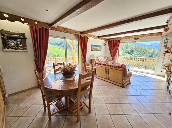 Valérie LARRIER vous propose ** EN EXCLUSIVITE**, dans un environnement privilégié à Allos, ce chalet individuel de 2006 au charme montagnard et aux prestations soignées, sur un terrain exposé PLEIN SUD de 1500 m², idéal pour profiter du soleil toute l'année et de la quiétude des paysages alpins.

🔹 Agencement :
Rez-de-chaussée :
Entrée par un sas pratique pour ôter chaussures et manteaux
1 SUITE PARENTALE avec salle d’eau
Toilettes séparés
Laverie
Pièce de vie chaleureuse et très lumineuse, avec cheminée et vue imprenable sur les montagnes
Cuisine ouverte aménagée et équipée

🔹À l’étage :
Pièce de vie baignée de lumière
3 CHAMBRES (dont une aménagée actuellement en salle de repassage, dressing)
Salle d’eau
Toilettes séparés

🔹Sous-sol :
GRAND GARAGE + ATELIER

🔹 Caractéristiques techniques :
Chauffage performant par POMPE A CHALEUR AIR/EAU, avec radiateurs et PLANCHER CHAUFFANT programmable
Exposition plein sud garantissant une excellente luminosité naturelle
Construction saine et bien entretenue

Ce bien rare, chaleureux et baigné de lumière, est idéal pour une résidence principale ou secondaire en montagne, à quelques minutes des pistes et des commodités.

📞 Contactez moi au 07 60 32 51 19 pour une visite et laissez-vous séduire par ce havre de paix lumineux !