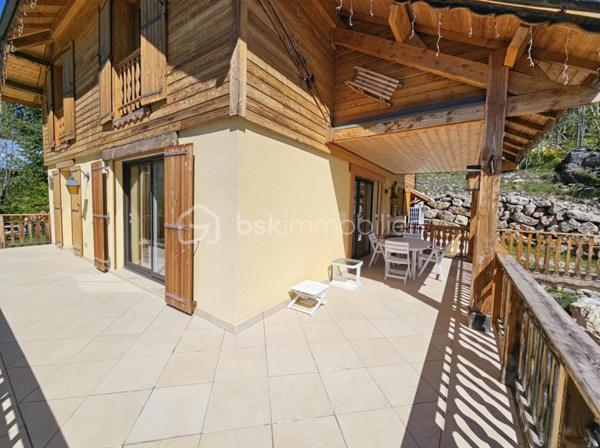 Valérie LARRIER vous propose ** EN EXCLUSIVITE**, dans un environnement privilégié à Allos, ce chalet individuel de 2006 au charme montagnard et aux prestations soignées, sur un terrain exposé PLEIN SUD de 1500 m², idéal pour profiter du soleil toute l'année et de la quiétude des paysages alpins.

🔹 Agencement :
Rez-de-chaussée :
Entrée par un sas pratique pour ôter chaussures et manteaux
1 SUITE PARENTALE avec salle d’eau
Toilettes séparés
Laverie
Pièce de vie chaleureuse et très lumineuse, avec cheminée et vue imprenable sur les montagnes
Cuisine ouverte aménagée et équipée

🔹À l’étage :
Pièce de vie baignée de lumière
3 CHAMBRES (dont une aménagée actuellement en salle de repassage, dressing)
Salle d’eau
Toilettes séparés

🔹Sous-sol :
GRAND GARAGE + ATELIER

🔹 Caractéristiques techniques :
Chauffage performant par POMPE A CHALEUR AIR/EAU, avec radiateurs et PLANCHER CHAUFFANT programmable
Exposition plein sud garantissant une excellente luminosité naturelle
Construction saine et bien entretenue

Ce bien rare, chaleureux et baigné de lumière, est idéal pour une résidence principale ou secondaire en montagne, à quelques minutes des pistes et des commodités.

📞 Contactez moi au 07 60 32 51 19 pour une visite et laissez-vous séduire par ce havre de paix lumineux !