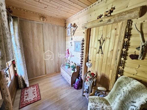Valérie LARRIER vous propose ** EN EXCLUSIVITE**, dans un environnement privilégié à Allos, ce chalet individuel de 2006 au charme montagnard et aux prestations soignées, sur un terrain exposé PLEIN SUD de 1500 m², idéal pour profiter du soleil toute l'année et de la quiétude des paysages alpins.

🔹 Agencement :
Rez-de-chaussée :
Entrée par un sas pratique pour ôter chaussures et manteaux
1 SUITE PARENTALE avec salle d’eau
Toilettes séparés
Laverie
Pièce de vie chaleureuse et très lumineuse, avec cheminée et vue imprenable sur les montagnes
Cuisine ouverte aménagée et équipée

🔹À l’étage :
Pièce de vie baignée de lumière
3 CHAMBRES (dont une aménagée actuellement en salle de repassage, dressing)
Salle d’eau
Toilettes séparés

🔹Sous-sol :
GRAND GARAGE + ATELIER

🔹 Caractéristiques techniques :
Chauffage performant par POMPE A CHALEUR AIR/EAU, avec radiateurs et PLANCHER CHAUFFANT programmable
Exposition plein sud garantissant une excellente luminosité naturelle
Construction saine et bien entretenue

Ce bien rare, chaleureux et baigné de lumière, est idéal pour une résidence principale ou secondaire en montagne, à quelques minutes des pistes et des commodités.

📞 Contactez moi au 07 60 32 51 19 pour une visite et laissez-vous séduire par ce havre de paix lumineux !