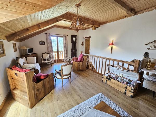 Valérie LARRIER vous propose ** EN EXCLUSIVITE**, dans un environnement privilégié à Allos, ce chalet individuel de 2006 au charme montagnard et aux prestations soignées, sur un terrain exposé PLEIN SUD de 1500 m², idéal pour profiter du soleil toute l'année et de la quiétude des paysages alpins.

🔹 Agencement :
Rez-de-chaussée :
Entrée par un sas pratique pour ôter chaussures et manteaux
1 SUITE PARENTALE avec salle d’eau
Toilettes séparés
Laverie
Pièce de vie chaleureuse et très lumineuse, avec cheminée et vue imprenable sur les montagnes
Cuisine ouverte aménagée et équipée

🔹À l’étage :
Pièce de vie baignée de lumière
3 CHAMBRES (dont une aménagée actuellement en salle de repassage, dressing)
Salle d’eau
Toilettes séparés

🔹Sous-sol :
GRAND GARAGE + ATELIER

🔹 Caractéristiques techniques :
Chauffage performant par POMPE A CHALEUR AIR/EAU, avec radiateurs et PLANCHER CHAUFFANT programmable
Exposition plein sud garantissant une excellente luminosité naturelle
Construction saine et bien entretenue

Ce bien rare, chaleureux et baigné de lumière, est idéal pour une résidence principale ou secondaire en montagne, à quelques minutes des pistes et des commodités.

📞 Contactez moi au 07 60 32 51 19 pour une visite et laissez-vous séduire par ce havre de paix lumineux !