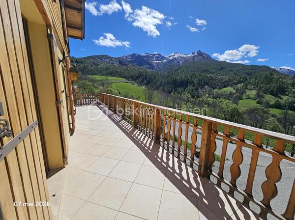 Valérie LARRIER vous propose ** EN EXCLUSIVITE**, dans un environnement privilégié à Allos, ce chalet individuel de 2006 au charme montagnard et aux prestations soignées, sur un terrain exposé PLEIN SUD de 1500 m², idéal pour profiter du soleil toute l'année et de la quiétude des paysages alpins.

🔹 Agencement :
Rez-de-chaussée :
Entrée par un sas pratique pour ôter chaussures et manteaux
1 SUITE PARENTALE avec salle d’eau
Toilettes séparés
Laverie
Pièce de vie chaleureuse et très lumineuse, avec cheminée et vue imprenable sur les montagnes
Cuisine ouverte aménagée et équipée

🔹À l’étage :
Pièce de vie baignée de lumière
3 CHAMBRES (dont une aménagée actuellement en salle de repassage, dressing)
Salle d’eau
Toilettes séparés

🔹Sous-sol :
GRAND GARAGE + ATELIER

🔹 Caractéristiques techniques :
Chauffage performant par POMPE A CHALEUR AIR/EAU, avec radiateurs et PLANCHER CHAUFFANT programmable
Exposition plein sud garantissant une excellente luminosité naturelle
Construction saine et bien entretenue

Ce bien rare, chaleureux et baigné de lumière, est idéal pour une résidence principale ou secondaire en montagne, à quelques minutes des pistes et des commodités.

📞 Contactez moi au 07 60 32 51 19 pour une visite et laissez-vous séduire par ce havre de paix lumineux !