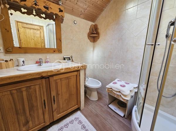 Valérie LARRIER vous propose ** EN EXCLUSIVITE**, dans un environnement privilégié à Allos, ce chalet individuel de 2006 au charme montagnard et aux prestations soignées, sur un terrain exposé PLEIN SUD de 1500 m², idéal pour profiter du soleil toute l'année et de la quiétude des paysages alpins.

🔹 Agencement :
Rez-de-chaussée :
Entrée par un sas pratique pour ôter chaussures et manteaux
1 SUITE PARENTALE avec salle d’eau
Toilettes séparés
Laverie
Pièce de vie chaleureuse et très lumineuse, avec cheminée et vue imprenable sur les montagnes
Cuisine ouverte aménagée et équipée

🔹À l’étage :
Pièce de vie baignée de lumière
3 CHAMBRES (dont une aménagée actuellement en salle de repassage, dressing)
Salle d’eau
Toilettes séparés

🔹Sous-sol :
GRAND GARAGE + ATELIER

🔹 Caractéristiques techniques :
Chauffage performant par POMPE A CHALEUR AIR/EAU, avec radiateurs et PLANCHER CHAUFFANT programmable
Exposition plein sud garantissant une excellente luminosité naturelle
Construction saine et bien entretenue

Ce bien rare, chaleureux et baigné de lumière, est idéal pour une résidence principale ou secondaire en montagne, à quelques minutes des pistes et des commodités.

📞 Contactez moi au 07 60 32 51 19 pour une visite et laissez-vous séduire par ce havre de paix lumineux !