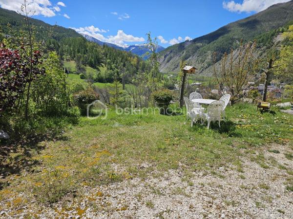 Valérie LARRIER vous propose ** EN EXCLUSIVITE**, dans un environnement privilégié à Allos, ce chalet individuel de 2006 au charme montagnard et aux prestations soignées, sur un terrain exposé PLEIN SUD de 1500 m², idéal pour profiter du soleil toute l'année et de la quiétude des paysages alpins.

🔹 Agencement :
Rez-de-chaussée :
Entrée par un sas pratique pour ôter chaussures et manteaux
1 SUITE PARENTALE avec salle d’eau
Toilettes séparés
Laverie
Pièce de vie chaleureuse et très lumineuse, avec cheminée et vue imprenable sur les montagnes
Cuisine ouverte aménagée et équipée

🔹À l’étage :
Pièce de vie baignée de lumière
3 CHAMBRES (dont une aménagée actuellement en salle de repassage, dressing)
Salle d’eau
Toilettes séparés

🔹Sous-sol :
GRAND GARAGE + ATELIER

🔹 Caractéristiques techniques :
Chauffage performant par POMPE A CHALEUR AIR/EAU, avec radiateurs et PLANCHER CHAUFFANT programmable
Exposition plein sud garantissant une excellente luminosité naturelle
Construction saine et bien entretenue

Ce bien rare, chaleureux et baigné de lumière, est idéal pour une résidence principale ou secondaire en montagne, à quelques minutes des pistes et des commodités.

📞 Contactez moi au 07 60 32 51 19 pour une visite et laissez-vous séduire par ce havre de paix lumineux !