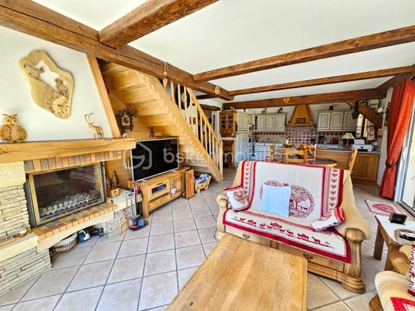 Valérie LARRIER vous propose ** EN EXCLUSIVITE**, dans un environnement privilégié à Allos, ce chalet individuel de 2006 au charme montagnard et aux prestations soignées, sur un terrain exposé PLEIN SUD de 1500 m², idéal pour profiter du soleil toute l'année et de la quiétude des paysages alpins.

🔹 Agencement :
Rez-de-chaussée :
Entrée par un sas pratique pour ôter chaussures et manteaux
1 SUITE PARENTALE avec salle d’eau
Toilettes séparés
Laverie
Pièce de vie chaleureuse et très lumineuse, avec cheminée et vue imprenable sur les montagnes
Cuisine ouverte aménagée et équipée

🔹À l’étage :
Pièce de vie baignée de lumière
3 CHAMBRES (dont une aménagée actuellement en salle de repassage, dressing)
Salle d’eau
Toilettes séparés

🔹Sous-sol :
GRAND GARAGE + ATELIER

🔹 Caractéristiques techniques :
Chauffage performant par POMPE A CHALEUR AIR/EAU, avec radiateurs et PLANCHER CHAUFFANT programmable
Exposition plein sud garantissant une excellente luminosité naturelle
Construction saine et bien entretenue

Ce bien rare, chaleureux et baigné de lumière, est idéal pour une résidence principale ou secondaire en montagne, à quelques minutes des pistes et des commodités.

📞 Contactez moi au 07 60 32 51 19 pour une visite et laissez-vous séduire par ce havre de paix lumineux !