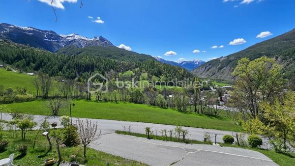 Valérie LARRIER vous propose ** EN EXCLUSIVITE**, dans un environnement privilégié à Allos, ce chalet individuel de 2006 au charme montagnard et aux prestations soignées, sur un terrain exposé PLEIN SUD de 1500 m², idéal pour profiter du soleil toute l'année et de la quiétude des paysages alpins.

🔹 Agencement :
Rez-de-chaussée :
Entrée par un sas pratique pour ôter chaussures et manteaux
1 SUITE PARENTALE avec salle d’eau
Toilettes séparés
Laverie
Pièce de vie chaleureuse et très lumineuse, avec cheminée et vue imprenable sur les montagnes
Cuisine ouverte aménagée et équipée

🔹À l’étage :
Pièce de vie baignée de lumière
3 CHAMBRES (dont une aménagée actuellement en salle de repassage, dressing)
Salle d’eau
Toilettes séparés

🔹Sous-sol :
GRAND GARAGE + ATELIER

🔹 Caractéristiques techniques :
Chauffage performant par POMPE A CHALEUR AIR/EAU, avec radiateurs et PLANCHER CHAUFFANT programmable
Exposition plein sud garantissant une excellente luminosité naturelle
Construction saine et bien entretenue

Ce bien rare, chaleureux et baigné de lumière, est idéal pour une résidence principale ou secondaire en montagne, à quelques minutes des pistes et des commodités.

📞 Contactez moi au 07 60 32 51 19 pour une visite et laissez-vous séduire par ce havre de paix lumineux !