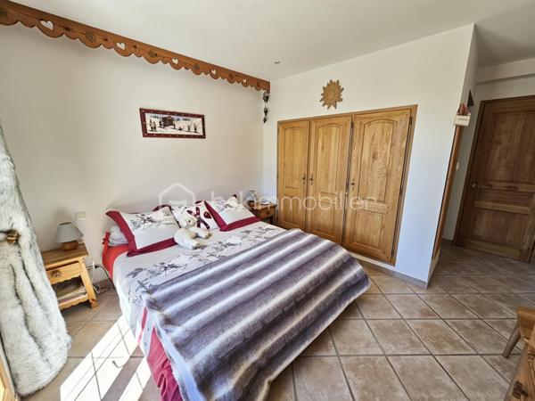 Valérie LARRIER vous propose ** EN EXCLUSIVITE**, dans un environnement privilégié à Allos, ce chalet individuel de 2006 au charme montagnard et aux prestations soignées, sur un terrain exposé PLEIN SUD de 1500 m², idéal pour profiter du soleil toute l'année et de la quiétude des paysages alpins.

🔹 Agencement :
Rez-de-chaussée :
Entrée par un sas pratique pour ôter chaussures et manteaux
1 SUITE PARENTALE avec salle d’eau
Toilettes séparés
Laverie
Pièce de vie chaleureuse et très lumineuse, avec cheminée et vue imprenable sur les montagnes
Cuisine ouverte aménagée et équipée

🔹À l’étage :
Pièce de vie baignée de lumière
3 CHAMBRES (dont une aménagée actuellement en salle de repassage, dressing)
Salle d’eau
Toilettes séparés

🔹Sous-sol :
GRAND GARAGE + ATELIER

🔹 Caractéristiques techniques :
Chauffage performant par POMPE A CHALEUR AIR/EAU, avec radiateurs et PLANCHER CHAUFFANT programmable
Exposition plein sud garantissant une excellente luminosité naturelle
Construction saine et bien entretenue

Ce bien rare, chaleureux et baigné de lumière, est idéal pour une résidence principale ou secondaire en montagne, à quelques minutes des pistes et des commodités.

📞 Contactez moi au 07 60 32 51 19 pour une visite et laissez-vous séduire par ce havre de paix lumineux !