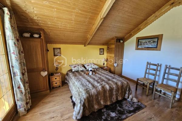 Valérie LARRIER vous propose ** EN EXCLUSIVITE**, dans un environnement privilégié à Allos, ce chalet individuel de 2006 au charme montagnard et aux prestations soignées, sur un terrain exposé PLEIN SUD de 1500 m², idéal pour profiter du soleil toute l'année et de la quiétude des paysages alpins.

🔹 Agencement :
Rez-de-chaussée :
Entrée par un sas pratique pour ôter chaussures et manteaux
1 SUITE PARENTALE avec salle d’eau
Toilettes séparés
Laverie
Pièce de vie chaleureuse et très lumineuse, avec cheminée et vue imprenable sur les montagnes
Cuisine ouverte aménagée et équipée

🔹À l’étage :
Pièce de vie baignée de lumière
3 CHAMBRES (dont une aménagée actuellement en salle de repassage, dressing)
Salle d’eau
Toilettes séparés

🔹Sous-sol :
GRAND GARAGE + ATELIER

🔹 Caractéristiques techniques :
Chauffage performant par POMPE A CHALEUR AIR/EAU, avec radiateurs et PLANCHER CHAUFFANT programmable
Exposition plein sud garantissant une excellente luminosité naturelle
Construction saine et bien entretenue

Ce bien rare, chaleureux et baigné de lumière, est idéal pour une résidence principale ou secondaire en montagne, à quelques minutes des pistes et des commodités.

📞 Contactez moi au 07 60 32 51 19 pour une visite et laissez-vous séduire par ce havre de paix lumineux !