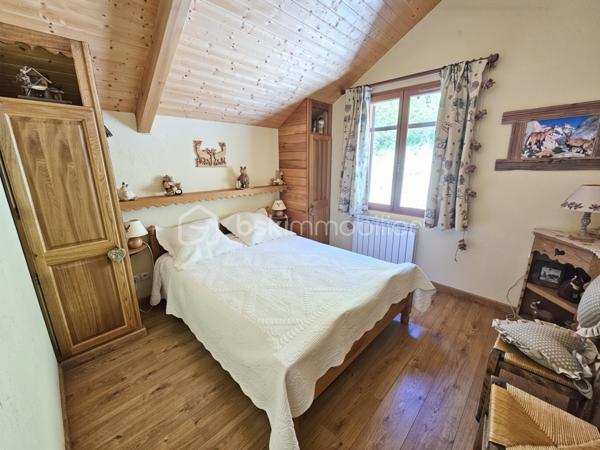 Valérie LARRIER vous propose ** EN EXCLUSIVITE**, dans un environnement privilégié à Allos, ce chalet individuel de 2006 au charme montagnard et aux prestations soignées, sur un terrain exposé PLEIN SUD de 1500 m², idéal pour profiter du soleil toute l'année et de la quiétude des paysages alpins.

🔹 Agencement :
Rez-de-chaussée :
Entrée par un sas pratique pour ôter chaussures et manteaux
1 SUITE PARENTALE avec salle d’eau
Toilettes séparés
Laverie
Pièce de vie chaleureuse et très lumineuse, avec cheminée et vue imprenable sur les montagnes
Cuisine ouverte aménagée et équipée

🔹À l’étage :
Pièce de vie baignée de lumière
3 CHAMBRES (dont une aménagée actuellement en salle de repassage, dressing)
Salle d’eau
Toilettes séparés

🔹Sous-sol :
GRAND GARAGE + ATELIER

🔹 Caractéristiques techniques :
Chauffage performant par POMPE A CHALEUR AIR/EAU, avec radiateurs et PLANCHER CHAUFFANT programmable
Exposition plein sud garantissant une excellente luminosité naturelle
Construction saine et bien entretenue

Ce bien rare, chaleureux et baigné de lumière, est idéal pour une résidence principale ou secondaire en montagne, à quelques minutes des pistes et des commodités.

📞 Contactez moi au 07 60 32 51 19 pour une visite et laissez-vous séduire par ce havre de paix lumineux !