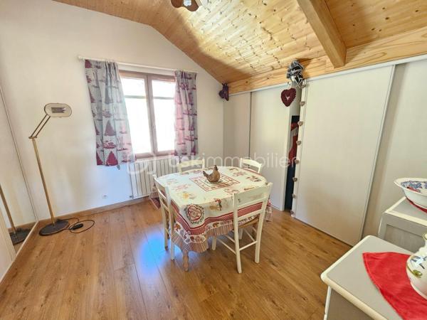 Valérie LARRIER vous propose ** EN EXCLUSIVITE**, dans un environnement privilégié à Allos, ce chalet individuel de 2006 au charme montagnard et aux prestations soignées, sur un terrain exposé PLEIN SUD de 1500 m², idéal pour profiter du soleil toute l'année et de la quiétude des paysages alpins.

🔹 Agencement :
Rez-de-chaussée :
Entrée par un sas pratique pour ôter chaussures et manteaux
1 SUITE PARENTALE avec salle d’eau
Toilettes séparés
Laverie
Pièce de vie chaleureuse et très lumineuse, avec cheminée et vue imprenable sur les montagnes
Cuisine ouverte aménagée et équipée

🔹À l’étage :
Pièce de vie baignée de lumière
3 CHAMBRES (dont une aménagée actuellement en salle de repassage, dressing)
Salle d’eau
Toilettes séparés

🔹Sous-sol :
GRAND GARAGE + ATELIER

🔹 Caractéristiques techniques :
Chauffage performant par POMPE A CHALEUR AIR/EAU, avec radiateurs et PLANCHER CHAUFFANT programmable
Exposition plein sud garantissant une excellente luminosité naturelle
Construction saine et bien entretenue

Ce bien rare, chaleureux et baigné de lumière, est idéal pour une résidence principale ou secondaire en montagne, à quelques minutes des pistes et des commodités.

📞 Contactez moi au 07 60 32 51 19 pour une visite et laissez-vous séduire par ce havre de paix lumineux !
