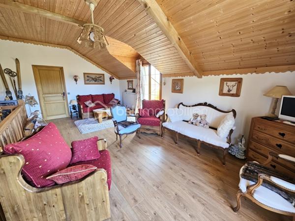 Valérie LARRIER vous propose ** EN EXCLUSIVITE**, dans un environnement privilégié à Allos, ce chalet individuel de 2006 au charme montagnard et aux prestations soignées, sur un terrain exposé PLEIN SUD de 1500 m², idéal pour profiter du soleil toute l'année et de la quiétude des paysages alpins.

🔹 Agencement :
Rez-de-chaussée :
Entrée par un sas pratique pour ôter chaussures et manteaux
1 SUITE PARENTALE avec salle d’eau
Toilettes séparés
Laverie
Pièce de vie chaleureuse et très lumineuse, avec cheminée et vue imprenable sur les montagnes
Cuisine ouverte aménagée et équipée

🔹À l’étage :
Pièce de vie baignée de lumière
3 CHAMBRES (dont une aménagée actuellement en salle de repassage, dressing)
Salle d’eau
Toilettes séparés

🔹Sous-sol :
GRAND GARAGE + ATELIER

🔹 Caractéristiques techniques :
Chauffage performant par POMPE A CHALEUR AIR/EAU, avec radiateurs et PLANCHER CHAUFFANT programmable
Exposition plein sud garantissant une excellente luminosité naturelle
Construction saine et bien entretenue

Ce bien rare, chaleureux et baigné de lumière, est idéal pour une résidence principale ou secondaire en montagne, à quelques minutes des pistes et des commodités.

📞 Contactez moi au 07 60 32 51 19 pour une visite et laissez-vous séduire par ce havre de paix lumineux !