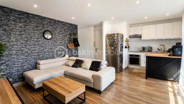 Vous recherchez un appartement sans travaux, lumineux et agréable à vivre ?
Découvrez ce T3 traversant de 52 m², situé au 2ᵉ étage d'une petite copropriété, offrant deux balcons, une belle luminosité naturelle et une circulation fluide entre les espaces.
Grâce à sa double exposition, chaque pièce bénéficie d'une lumière naturelle tout au long de la journée.
Le séjour s'ouvre sur un premier balcon idéal pour vos repas ou vos moments de détente.
La cuisine indépendante, fonctionnelle, permet de cuisiner confortablement tout en restant proche de la pièce de vie.
L'espace nuit, bien séparé, comprend deux chambres avec placards donnant sur un second balcon plus intime.
Une distribution idéale pour un couple, une famille ou un investissement locatif.

Les vrais atouts qui font la différence
✔ Appartement traversant
✔ Deux balcons
✔ Climatisation réversible
✔ Chauffe-eau récent
✔ Double vitrage PVC
✔ Cave
✔ Buanderie indépendante
✔ Nombreux rangements
✔ Petite copropriété
✔ Charges d'environ 85 €/mois
✔ DPE D - GES B

Une localisation pratique
Commerces, écoles, transports et principaux axes sont accessibles rapidement.
Un quotidien simple et pratique.

Idéal pour
• Premier achat
• Jeune couple
• Petite famille
• Investisseur
• Profession libérale 

Les appartements traversants avec deux balcons sont particulièrement recherchés. Une visite vous permettra d'apprécier tout son potentiel. Contactez-moi rapidement.