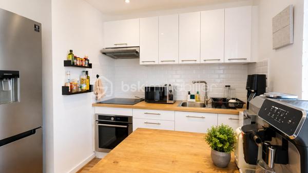 Vous recherchez un appartement sans travaux, lumineux et agréable à vivre ?
Découvrez ce T3 traversant de 52 m², situé au 2ᵉ étage d'une petite copropriété, offrant deux balcons, une belle luminosité naturelle et une circulation fluide entre les espaces.
Grâce à sa double exposition, chaque pièce bénéficie d'une lumière naturelle tout au long de la journée.
Le séjour s'ouvre sur un premier balcon idéal pour vos repas ou vos moments de détente.
La cuisine indépendante, fonctionnelle, permet de cuisiner confortablement tout en restant proche de la pièce de vie.
L'espace nuit, bien séparé, comprend deux chambres avec placards donnant sur un second balcon plus intime.
Une distribution idéale pour un couple, une famille ou un investissement locatif.

Les vrais atouts qui font la différence
✔ Appartement traversant
✔ Deux balcons
✔ Climatisation réversible
✔ Chauffe-eau récent
✔ Double vitrage PVC
✔ Cave
✔ Buanderie indépendante
✔ Nombreux rangements
✔ Petite copropriété
✔ Charges d'environ 85 €/mois
✔ DPE D - GES B

Une localisation pratique
Commerces, écoles, transports et principaux axes sont accessibles rapidement.
Un quotidien simple et pratique.

Idéal pour
• Premier achat
• Jeune couple
• Petite famille
• Investisseur
• Profession libérale 

Les appartements traversants avec deux balcons sont particulièrement recherchés. Une visite vous permettra d'apprécier tout son potentiel. Contactez-moi rapidement.