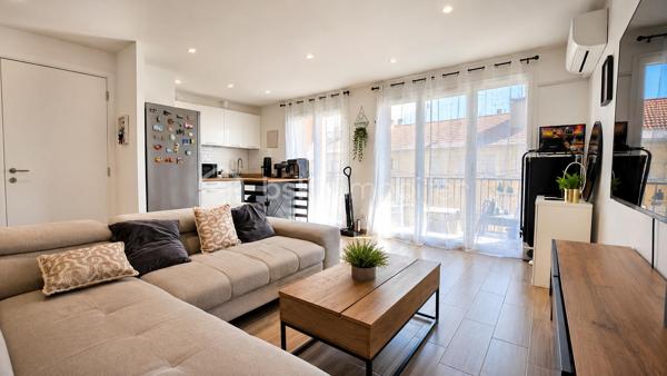 Vous recherchez un appartement sans travaux, lumineux et agréable à vivre ?
Découvrez ce T3 traversant de 52 m², situé au 2ᵉ étage d'une petite copropriété, offrant deux balcons, une belle luminosité naturelle et une circulation fluide entre les espaces.
Grâce à sa double exposition, chaque pièce bénéficie d'une lumière naturelle tout au long de la journée.
Le séjour s'ouvre sur un premier balcon idéal pour vos repas ou vos moments de détente.
La cuisine indépendante, fonctionnelle, permet de cuisiner confortablement tout en restant proche de la pièce de vie.
L'espace nuit, bien séparé, comprend deux chambres avec placards donnant sur un second balcon plus intime.
Une distribution idéale pour un couple, une famille ou un investissement locatif.

Les vrais atouts qui font la différence
✔ Appartement traversant
✔ Deux balcons
✔ Climatisation réversible
✔ Chauffe-eau récent
✔ Double vitrage PVC
✔ Cave
✔ Buanderie indépendante
✔ Nombreux rangements
✔ Petite copropriété
✔ Charges d'environ 85 €/mois
✔ DPE D - GES B

Une localisation pratique
Commerces, écoles, transports et principaux axes sont accessibles rapidement.
Un quotidien simple et pratique.

Idéal pour
• Premier achat
• Jeune couple
• Petite famille
• Investisseur
• Profession libérale 

Les appartements traversants avec deux balcons sont particulièrement recherchés. Une visite vous permettra d'apprécier tout son potentiel. Contactez-moi rapidement.
