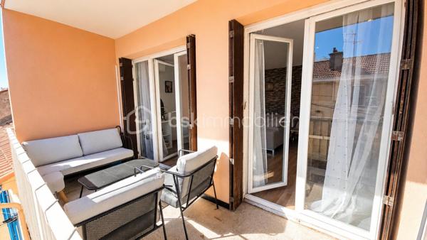 Vous recherchez un appartement sans travaux, lumineux et agréable à vivre ?
Découvrez ce T3 traversant de 52 m², situé au 2ᵉ étage d'une petite copropriété, offrant deux balcons, une belle luminosité naturelle et une circulation fluide entre les espaces.
Grâce à sa double exposition, chaque pièce bénéficie d'une lumière naturelle tout au long de la journée.
Le séjour s'ouvre sur un premier balcon idéal pour vos repas ou vos moments de détente.
La cuisine indépendante, fonctionnelle, permet de cuisiner confortablement tout en restant proche de la pièce de vie.
L'espace nuit, bien séparé, comprend deux chambres avec placards donnant sur un second balcon plus intime.
Une distribution idéale pour un couple, une famille ou un investissement locatif.

Les vrais atouts qui font la différence
✔ Appartement traversant
✔ Deux balcons
✔ Climatisation réversible
✔ Chauffe-eau récent
✔ Double vitrage PVC
✔ Cave
✔ Buanderie indépendante
✔ Nombreux rangements
✔ Petite copropriété
✔ Charges d'environ 85 €/mois
✔ DPE D - GES B

Une localisation pratique
Commerces, écoles, transports et principaux axes sont accessibles rapidement.
Un quotidien simple et pratique.

Idéal pour
• Premier achat
• Jeune couple
• Petite famille
• Investisseur
• Profession libérale 

Les appartements traversants avec deux balcons sont particulièrement recherchés. Une visite vous permettra d'apprécier tout son potentiel. Contactez-moi rapidement.