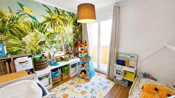 Vous recherchez un appartement sans travaux, lumineux et agréable à vivre ?
Découvrez ce T3 traversant de 52 m², situé au 2ᵉ étage d'une petite copropriété, offrant deux balcons, une belle luminosité naturelle et une circulation fluide entre les espaces.
Grâce à sa double exposition, chaque pièce bénéficie d'une lumière naturelle tout au long de la journée.
Le séjour s'ouvre sur un premier balcon idéal pour vos repas ou vos moments de détente.
La cuisine indépendante, fonctionnelle, permet de cuisiner confortablement tout en restant proche de la pièce de vie.
L'espace nuit, bien séparé, comprend deux chambres avec placards donnant sur un second balcon plus intime.
Une distribution idéale pour un couple, une famille ou un investissement locatif.

Les vrais atouts qui font la différence
✔ Appartement traversant
✔ Deux balcons
✔ Climatisation réversible
✔ Chauffe-eau récent
✔ Double vitrage PVC
✔ Cave
✔ Buanderie indépendante
✔ Nombreux rangements
✔ Petite copropriété
✔ Charges d'environ 85 €/mois
✔ DPE D - GES B

Une localisation pratique
Commerces, écoles, transports et principaux axes sont accessibles rapidement.
Un quotidien simple et pratique.

Idéal pour
• Premier achat
• Jeune couple
• Petite famille
• Investisseur
• Profession libérale 

Les appartements traversants avec deux balcons sont particulièrement recherchés. Une visite vous permettra d'apprécier tout son potentiel. Contactez-moi rapidement.