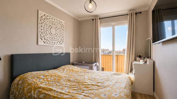 Vous recherchez un appartement sans travaux, lumineux et agréable à vivre ?
Découvrez ce T3 traversant de 52 m², situé au 2ᵉ étage d'une petite copropriété, offrant deux balcons, une belle luminosité naturelle et une circulation fluide entre les espaces.
Grâce à sa double exposition, chaque pièce bénéficie d'une lumière naturelle tout au long de la journée.
Le séjour s'ouvre sur un premier balcon idéal pour vos repas ou vos moments de détente.
La cuisine indépendante, fonctionnelle, permet de cuisiner confortablement tout en restant proche de la pièce de vie.
L'espace nuit, bien séparé, comprend deux chambres avec placards donnant sur un second balcon plus intime.
Une distribution idéale pour un couple, une famille ou un investissement locatif.

Les vrais atouts qui font la différence
✔ Appartement traversant
✔ Deux balcons
✔ Climatisation réversible
✔ Chauffe-eau récent
✔ Double vitrage PVC
✔ Cave
✔ Buanderie indépendante
✔ Nombreux rangements
✔ Petite copropriété
✔ Charges d'environ 85 €/mois
✔ DPE D - GES B

Une localisation pratique
Commerces, écoles, transports et principaux axes sont accessibles rapidement.
Un quotidien simple et pratique.

Idéal pour
• Premier achat
• Jeune couple
• Petite famille
• Investisseur
• Profession libérale 

Les appartements traversants avec deux balcons sont particulièrement recherchés. Une visite vous permettra d'apprécier tout son potentiel. Contactez-moi rapidement.
