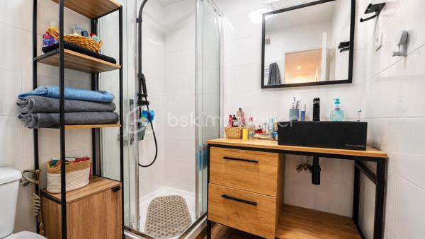 Vous recherchez un appartement sans travaux, lumineux et agréable à vivre ?
Découvrez ce T3 traversant de 52 m², situé au 2ᵉ étage d'une petite copropriété, offrant deux balcons, une belle luminosité naturelle et une circulation fluide entre les espaces.
Grâce à sa double exposition, chaque pièce bénéficie d'une lumière naturelle tout au long de la journée.
Le séjour s'ouvre sur un premier balcon idéal pour vos repas ou vos moments de détente.
La cuisine indépendante, fonctionnelle, permet de cuisiner confortablement tout en restant proche de la pièce de vie.
L'espace nuit, bien séparé, comprend deux chambres avec placards donnant sur un second balcon plus intime.
Une distribution idéale pour un couple, une famille ou un investissement locatif.

Les vrais atouts qui font la différence
✔ Appartement traversant
✔ Deux balcons
✔ Climatisation réversible
✔ Chauffe-eau récent
✔ Double vitrage PVC
✔ Cave
✔ Buanderie indépendante
✔ Nombreux rangements
✔ Petite copropriété
✔ Charges d'environ 85 €/mois
✔ DPE D - GES B

Une localisation pratique
Commerces, écoles, transports et principaux axes sont accessibles rapidement.
Un quotidien simple et pratique.

Idéal pour
• Premier achat
• Jeune couple
• Petite famille
• Investisseur
• Profession libérale 

Les appartements traversants avec deux balcons sont particulièrement recherchés. Une visite vous permettra d'apprécier tout son potentiel. Contactez-moi rapidement.