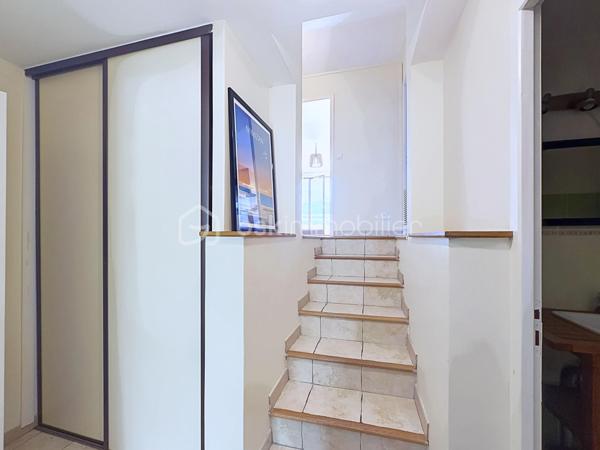 Idéalement situé, au calme, tout en étant proche des commodités ( écoles, commerces, parcs...)  découvrez ce charmant T3 situé au 2ème étage sur 3 ( sans ascenseur).

Fonctionnel, lumineux et traversant, il se compose ainsi:
- Un Hall d'entrée avec placard
- Une cuisine équipée semi fermée avec possibilité d'ouvrir sur le salon
- Un grand salon / séjour de 24m2 donnant accès à une terrasse avec une vue magnifique et sans vis à vis
- En "souplexe" la partie nuit dessert deux chambres pour un esprit cosy et séparé ,
une salle de bain, un toilette et un placard aménagé

Caractéristiques:
- Chauffage au gaz individuel
- Un garage et deux places de stationnement sont vendus en supplément au prix de 16000€.

Un bien original, calme et plein de potentiel, avec une vue remarquable, qui n'attend plus que ses nouveaux propriétaires.