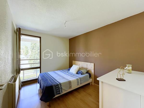 Idéalement situé, au calme, tout en étant proche des commodités ( écoles, commerces, parcs...)  découvrez ce charmant T3 situé au 2ème étage sur 3 ( sans ascenseur).

Fonctionnel, lumineux et traversant, il se compose ainsi:
- Un Hall d'entrée avec placard
- Une cuisine équipée semi fermée avec possibilité d'ouvrir sur le salon
- Un grand salon / séjour de 24m2 donnant accès à une terrasse avec une vue magnifique et sans vis à vis
- En "souplexe" la partie nuit dessert deux chambres pour un esprit cosy et séparé ,
une salle de bain, un toilette et un placard aménagé

Caractéristiques:
- Chauffage au gaz individuel
- Un garage et deux places de stationnement sont vendus en supplément au prix de 16000€.

Un bien original, calme et plein de potentiel, avec une vue remarquable, qui n'attend plus que ses nouveaux propriétaires.