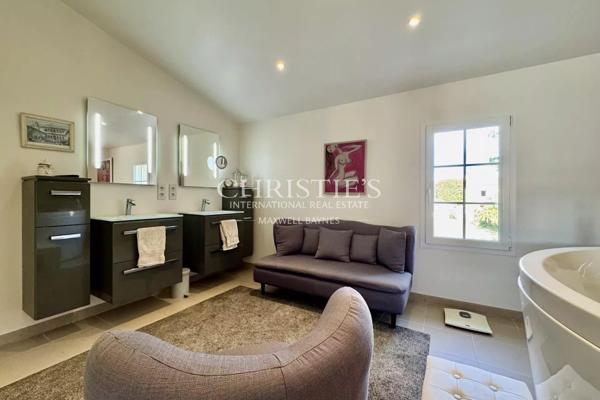 Ancienne propriété viticole du XIXe Siècle alliant Charme Historique et Confort Moderne entre Cognac et La Rochelle