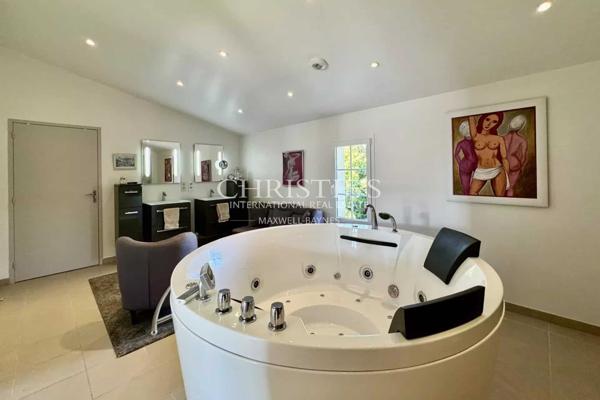 Ancienne propriété viticole du XIXe Siècle alliant Charme Historique et Confort Moderne entre Cognac et La Rochelle