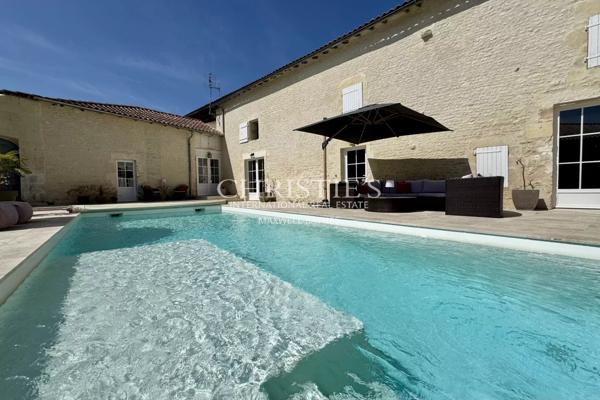 Ancienne propriété viticole du XIXe Siècle alliant Charme Historique et Confort Moderne entre Cognac et La Rochelle