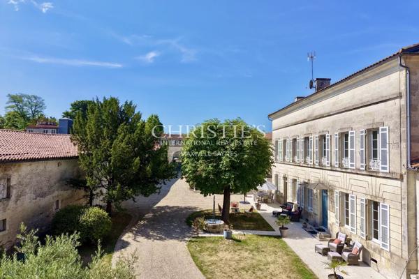 Ancienne propriété viticole du XIXe Siècle alliant Charme Historique et Confort Moderne entre Cognac et La Rochelle