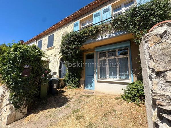 Idéalement située dans une zone pavillonnaire, dans une rue calme, une impression de campagne à quelques minutes du centre ville et des commodités (entre la route de Beaucaire et le cimetière). 

Je vous présente cette maison de ville traversante de 87 m2 divisée en 2 appartements (T3 de 46 m2 à l’étage + balcon de 5 m2 et T1 de 41 m2 au rdc + accès jardin, 1 seul compteur) sur une parcelle de 137 m2 + 2 parkings. La maison est issue d’une première division (copropriété de 2 lots, syndic bénévole, pas de charges, une cage d’escalier en partie commune).

On retrouve au rez-de-chaussée accessible par la rue (et à la base par le couloir commun), un appartement T1 de 41 m2. Il se compose d’une pièce climatisée de 25 m2 avec cabinet de toilette (douche/évier), un WC séparé, un petit couloir présentant une cuisine séparée de 4,5 m2, un coin nuit de 4,6 m2 et l’accès au jardin. 

À l’étage, accessible par le couloir commun, un appartement T3 traversant de 46 m2 avec balcon de 5 m2 donnant sur l’avant de la maison. Il se compose d’une entrée avec placard, d’une première chambre de 8,45 m2 avec salle d’eau de 3 m2, d’une pièce de vie 18,5 m2 avec cheminée, d’une seconde chambre de 10,5 m2 et d’un Wc séparé. 

A l’avant, le bien dispose d’une place de parking privative sur la parcelle et d’une seconde place dans la rue.

Informations diverses : Travaux à prévoir en fonction du projet, bâtisse en pierre, toiture déjà révisée, isolation projetée dans les combles, survitrages sur fenêtres bois, électricité à réviser, possibilité de faire communiquer les logements par une trémie à créer.

Ce bien offre de très nombreuses possibilités de réaménagements de part ses 3 accès : un projet de maison classique en réunissant les 2 appartements, un projet familial, un projet professionnel/personnel idéal pour une activité libérale (faire un local au rdc et garder le reste en habitation) ou encore plusieurs locations courtes durées…

Possibilité d’en faire une pépite !