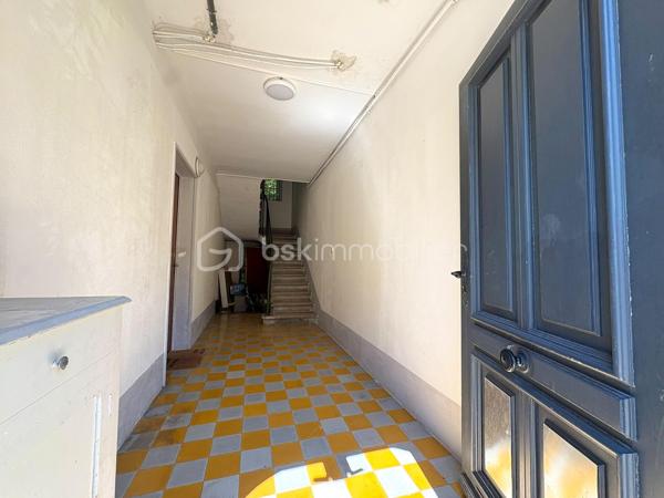 Idéalement située dans une zone pavillonnaire, dans une rue calme, une impression de campagne à quelques minutes du centre ville et des commodités (entre la route de Beaucaire et le cimetière). 

Je vous présente cette maison de ville traversante de 87 m2 divisée en 2 appartements (T3 de 46 m2 à l’étage + balcon de 5 m2 et T1 de 41 m2 au rdc + accès jardin, 1 seul compteur) sur une parcelle de 137 m2 + 2 parkings. La maison est issue d’une première division (copropriété de 2 lots, syndic bénévole, pas de charges, une cage d’escalier en partie commune).

On retrouve au rez-de-chaussée accessible par la rue (et à la base par le couloir commun), un appartement T1 de 41 m2. Il se compose d’une pièce climatisée de 25 m2 avec cabinet de toilette (douche/évier), un WC séparé, un petit couloir présentant une cuisine séparée de 4,5 m2, un coin nuit de 4,6 m2 et l’accès au jardin. 

À l’étage, accessible par le couloir commun, un appartement T3 traversant de 46 m2 avec balcon de 5 m2 donnant sur l’avant de la maison. Il se compose d’une entrée avec placard, d’une première chambre de 8,45 m2 avec salle d’eau de 3 m2, d’une pièce de vie 18,5 m2 avec cheminée, d’une seconde chambre de 10,5 m2 et d’un Wc séparé. 

A l’avant, le bien dispose d’une place de parking privative sur la parcelle et d’une seconde place dans la rue.

Informations diverses : Travaux à prévoir en fonction du projet, bâtisse en pierre, toiture déjà révisée, isolation projetée dans les combles, survitrages sur fenêtres bois, électricité à réviser, possibilité de faire communiquer les logements par une trémie à créer.

Ce bien offre de très nombreuses possibilités de réaménagements de part ses 3 accès : un projet de maison classique en réunissant les 2 appartements, un projet familial, un projet professionnel/personnel idéal pour une activité libérale (faire un local au rdc et garder le reste en habitation) ou encore plusieurs locations courtes durées…

Possibilité d’en faire une pépite !