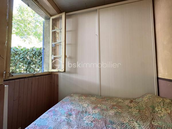 Idéalement située dans une zone pavillonnaire, dans une rue calme, une impression de campagne à quelques minutes du centre ville et des commodités (entre la route de Beaucaire et le cimetière). 

Je vous présente cette maison de ville traversante de 87 m2 divisée en 2 appartements (T3 de 46 m2 à l’étage + balcon de 5 m2 et T1 de 41 m2 au rdc + accès jardin, 1 seul compteur) sur une parcelle de 137 m2 + 2 parkings. La maison est issue d’une première division (copropriété de 2 lots, syndic bénévole, pas de charges, une cage d’escalier en partie commune).

On retrouve au rez-de-chaussée accessible par la rue (et à la base par le couloir commun), un appartement T1 de 41 m2. Il se compose d’une pièce climatisée de 25 m2 avec cabinet de toilette (douche/évier), un WC séparé, un petit couloir présentant une cuisine séparée de 4,5 m2, un coin nuit de 4,6 m2 et l’accès au jardin. 

À l’étage, accessible par le couloir commun, un appartement T3 traversant de 46 m2 avec balcon de 5 m2 donnant sur l’avant de la maison. Il se compose d’une entrée avec placard, d’une première chambre de 8,45 m2 avec salle d’eau de 3 m2, d’une pièce de vie 18,5 m2 avec cheminée, d’une seconde chambre de 10,5 m2 et d’un Wc séparé. 

A l’avant, le bien dispose d’une place de parking privative sur la parcelle et d’une seconde place dans la rue.

Informations diverses : Travaux à prévoir en fonction du projet, bâtisse en pierre, toiture déjà révisée, isolation projetée dans les combles, survitrages sur fenêtres bois, électricité à réviser, possibilité de faire communiquer les logements par une trémie à créer.

Ce bien offre de très nombreuses possibilités de réaménagements de part ses 3 accès : un projet de maison classique en réunissant les 2 appartements, un projet familial, un projet professionnel/personnel idéal pour une activité libérale (faire un local au rdc et garder le reste en habitation) ou encore plusieurs locations courtes durées…

Possibilité d’en faire une pépite !