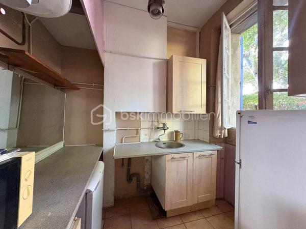 Idéalement située dans une zone pavillonnaire, dans une rue calme, une impression de campagne à quelques minutes du centre ville et des commodités (entre la route de Beaucaire et le cimetière). 

Je vous présente cette maison de ville traversante de 87 m2 divisée en 2 appartements (T3 de 46 m2 à l’étage + balcon de 5 m2 et T1 de 41 m2 au rdc + accès jardin, 1 seul compteur) sur une parcelle de 137 m2 + 2 parkings. La maison est issue d’une première division (copropriété de 2 lots, syndic bénévole, pas de charges, une cage d’escalier en partie commune).

On retrouve au rez-de-chaussée accessible par la rue (et à la base par le couloir commun), un appartement T1 de 41 m2. Il se compose d’une pièce climatisée de 25 m2 avec cabinet de toilette (douche/évier), un WC séparé, un petit couloir présentant une cuisine séparée de 4,5 m2, un coin nuit de 4,6 m2 et l’accès au jardin. 

À l’étage, accessible par le couloir commun, un appartement T3 traversant de 46 m2 avec balcon de 5 m2 donnant sur l’avant de la maison. Il se compose d’une entrée avec placard, d’une première chambre de 8,45 m2 avec salle d’eau de 3 m2, d’une pièce de vie 18,5 m2 avec cheminée, d’une seconde chambre de 10,5 m2 et d’un Wc séparé. 

A l’avant, le bien dispose d’une place de parking privative sur la parcelle et d’une seconde place dans la rue.

Informations diverses : Travaux à prévoir en fonction du projet, bâtisse en pierre, toiture déjà révisée, isolation projetée dans les combles, survitrages sur fenêtres bois, électricité à réviser, possibilité de faire communiquer les logements par une trémie à créer.

Ce bien offre de très nombreuses possibilités de réaménagements de part ses 3 accès : un projet de maison classique en réunissant les 2 appartements, un projet familial, un projet professionnel/personnel idéal pour une activité libérale (faire un local au rdc et garder le reste en habitation) ou encore plusieurs locations courtes durées…

Possibilité d’en faire une pépite !