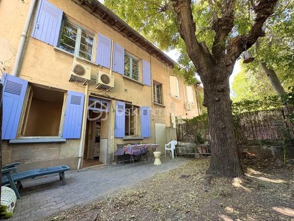 Idéalement située dans une zone pavillonnaire, dans une rue calme, une impression de campagne à quelques minutes du centre ville et des commodités (entre la route de Beaucaire et le cimetière). 

Je vous présente cette maison de ville traversante de 87 m2 divisée en 2 appartements (T3 de 46 m2 à l’étage + balcon de 5 m2 et T1 de 41 m2 au rdc + accès jardin, 1 seul compteur) sur une parcelle de 137 m2 + 2 parkings. La maison est issue d’une première division (copropriété de 2 lots, syndic bénévole, pas de charges, une cage d’escalier en partie commune).

On retrouve au rez-de-chaussée accessible par la rue (et à la base par le couloir commun), un appartement T1 de 41 m2. Il se compose d’une pièce climatisée de 25 m2 avec cabinet de toilette (douche/évier), un WC séparé, un petit couloir présentant une cuisine séparée de 4,5 m2, un coin nuit de 4,6 m2 et l’accès au jardin. 

À l’étage, accessible par le couloir commun, un appartement T3 traversant de 46 m2 avec balcon de 5 m2 donnant sur l’avant de la maison. Il se compose d’une entrée avec placard, d’une première chambre de 8,45 m2 avec salle d’eau de 3 m2, d’une pièce de vie 18,5 m2 avec cheminée, d’une seconde chambre de 10,5 m2 et d’un Wc séparé. 

A l’avant, le bien dispose d’une place de parking privative sur la parcelle et d’une seconde place dans la rue.

Informations diverses : Travaux à prévoir en fonction du projet, bâtisse en pierre, toiture déjà révisée, isolation projetée dans les combles, survitrages sur fenêtres bois, électricité à réviser, possibilité de faire communiquer les logements par une trémie à créer.

Ce bien offre de très nombreuses possibilités de réaménagements de part ses 3 accès : un projet de maison classique en réunissant les 2 appartements, un projet familial, un projet professionnel/personnel idéal pour une activité libérale (faire un local au rdc et garder le reste en habitation) ou encore plusieurs locations courtes durées…

Possibilité d’en faire une pépite !