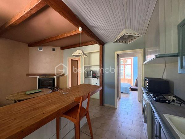 Idéalement située dans une zone pavillonnaire, dans une rue calme, une impression de campagne à quelques minutes du centre ville et des commodités (entre la route de Beaucaire et le cimetière). 

Je vous présente cette maison de ville traversante de 87 m2 divisée en 2 appartements (T3 de 46 m2 à l’étage + balcon de 5 m2 et T1 de 41 m2 au rdc + accès jardin, 1 seul compteur) sur une parcelle de 137 m2 + 2 parkings. La maison est issue d’une première division (copropriété de 2 lots, syndic bénévole, pas de charges, une cage d’escalier en partie commune).

On retrouve au rez-de-chaussée accessible par la rue (et à la base par le couloir commun), un appartement T1 de 41 m2. Il se compose d’une pièce climatisée de 25 m2 avec cabinet de toilette (douche/évier), un WC séparé, un petit couloir présentant une cuisine séparée de 4,5 m2, un coin nuit de 4,6 m2 et l’accès au jardin. 

À l’étage, accessible par le couloir commun, un appartement T3 traversant de 46 m2 avec balcon de 5 m2 donnant sur l’avant de la maison. Il se compose d’une entrée avec placard, d’une première chambre de 8,45 m2 avec salle d’eau de 3 m2, d’une pièce de vie 18,5 m2 avec cheminée, d’une seconde chambre de 10,5 m2 et d’un Wc séparé. 

A l’avant, le bien dispose d’une place de parking privative sur la parcelle et d’une seconde place dans la rue.

Informations diverses : Travaux à prévoir en fonction du projet, bâtisse en pierre, toiture déjà révisée, isolation projetée dans les combles, survitrages sur fenêtres bois, électricité à réviser, possibilité de faire communiquer les logements par une trémie à créer.

Ce bien offre de très nombreuses possibilités de réaménagements de part ses 3 accès : un projet de maison classique en réunissant les 2 appartements, un projet familial, un projet professionnel/personnel idéal pour une activité libérale (faire un local au rdc et garder le reste en habitation) ou encore plusieurs locations courtes durées…

Possibilité d’en faire une pépite !
